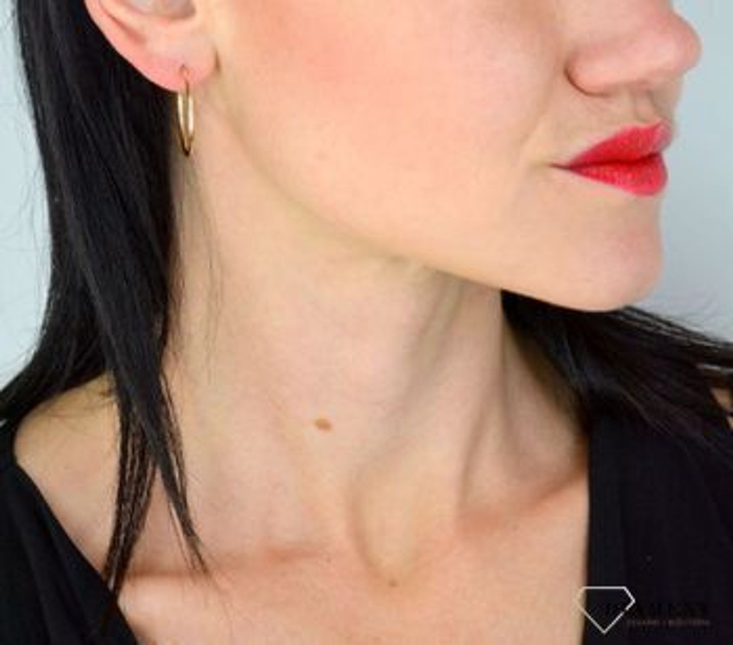 Kolczyki złote kółka próba 375, KL 1277F 375 Stylowe kolczyki wykonane z wysokiej jakości złota próby 375. Kolczyki mają kształt kółek. Kolczyki typu koła to ponadczasowa biżuteria, która pasuje do każdego.jpg